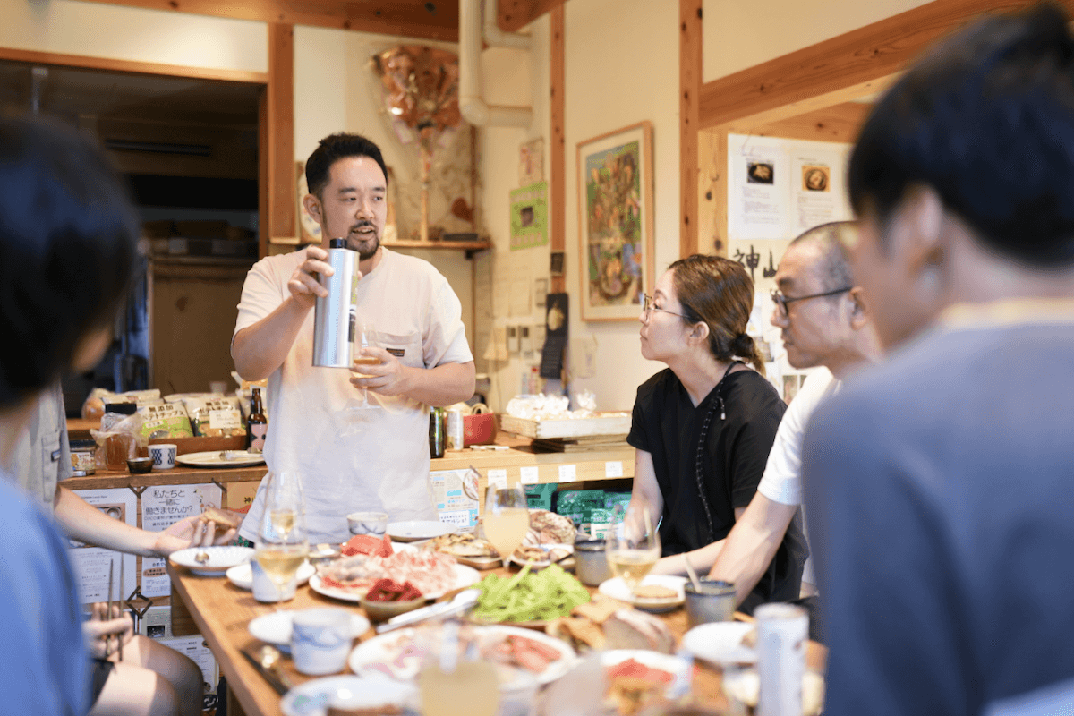 食事しながら、商品の説明をする笹川さん